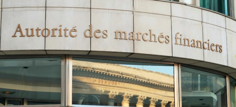 Siege de l'Autorite des marches financiers (AMF) avec le reflet du palais Brongniart, siège de la Bouse française, dans la vitrine, à Paris.