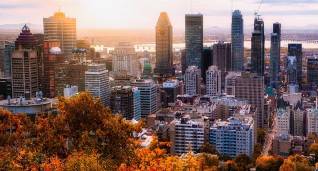 Vue de Montréal et de ses immeubles au coucher du soleil