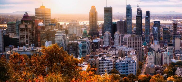 Vue de Montréal et de ses immeubles au coucher du soleil