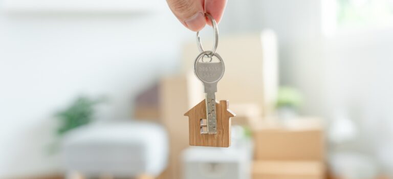 femme tenant un trousseau de clé dans sa main pour illustrer le marche immobilier