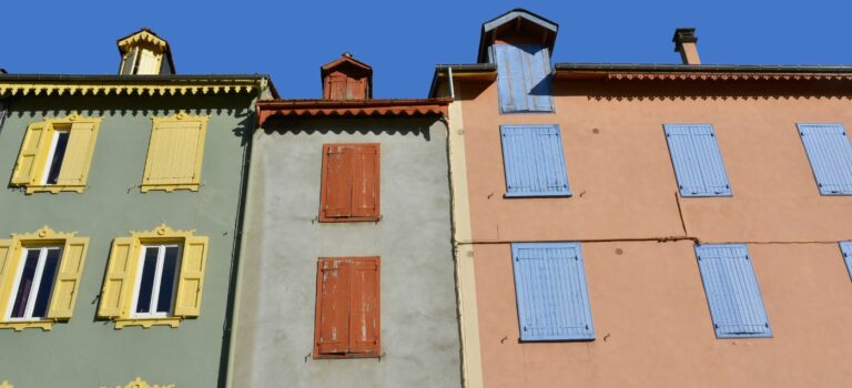 Facade d'immeuble en copropriete volets fermes, pour illustrer immeuble sans syndic