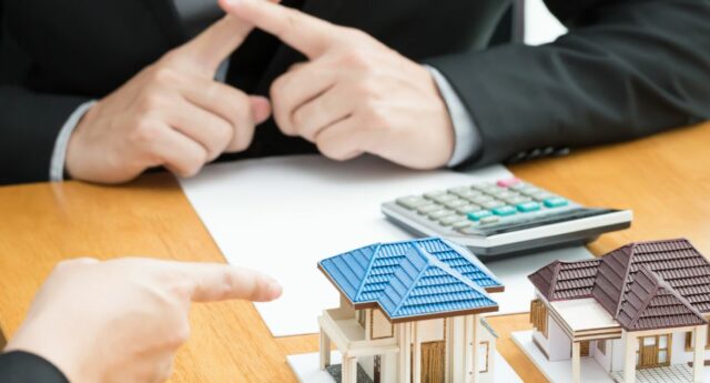 Banquier refusant un credit à son client pour illustrer la chite de la production de credits immobilier i