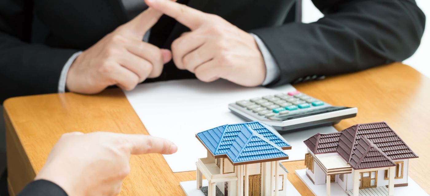 Banquier refusant un credit à son client pour illustrer la chite de la production de credits immobilier i