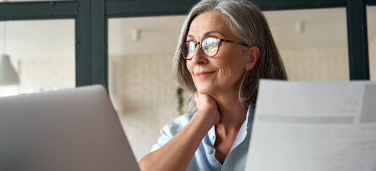Femme senior devant son ordinateur