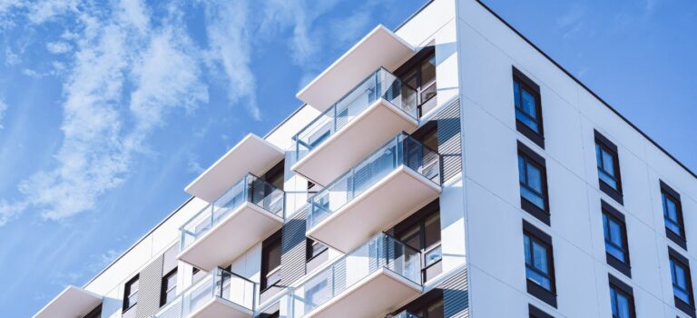 Immeuble neuf avec balcons pour illustrer le logement intermédiaire