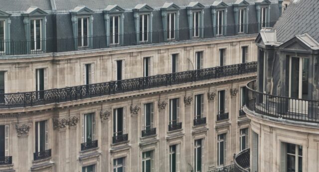 Gros plan sur la façade d'un immeuble parisien en pierre