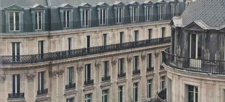 Gros plan sur la façade d'un immeuble parisien en pierre