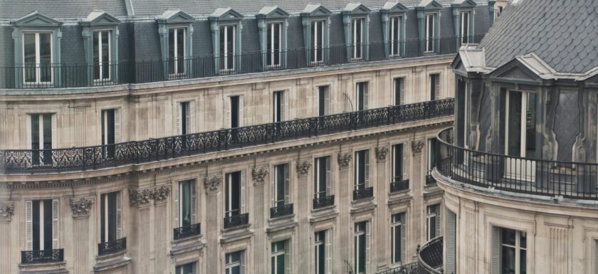 Gros plan sur la façade d'un immeuble parisien en pierre