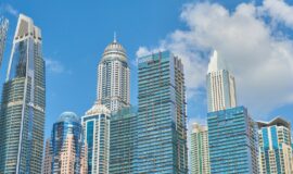 Immeubles de la marina de Dubai et ciel bleu pour illustrer l'investissement immobilier à Dubai