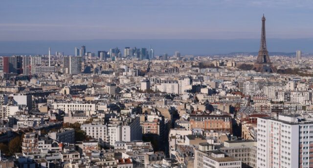 Vue aérienne de Paris avec la Tour Eiffel en arriere plan pour illustrer la conjoncture immobilière en Ile-de-France.