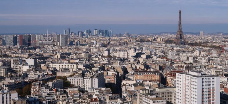 Vue aérienne de Paris avec la Tour Eiffel en arriere plan pour illustrer la conjoncture immobilière en Ile-de-France.