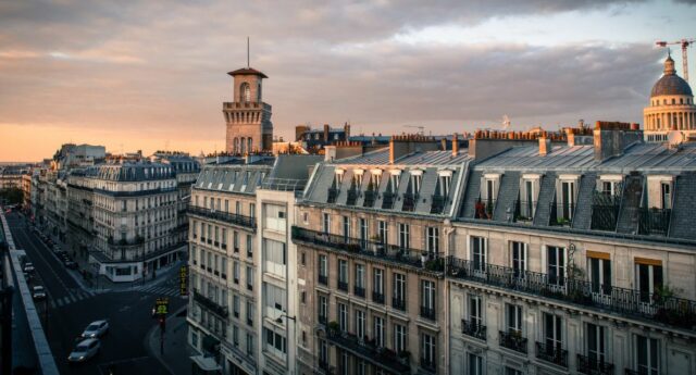 Vue aérienne de Paris pour illustrer la conjoncture immobilière en Ile-de-France.