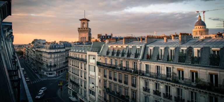 Vue aérienne de Paris pour illustrer la conjoncture immobilière en Ile-de-France.