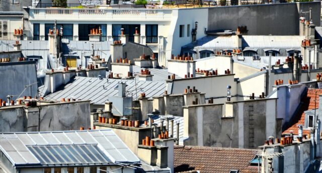 Vue de toits parisiens pour illustrer l'encadrement des loyers à Paris