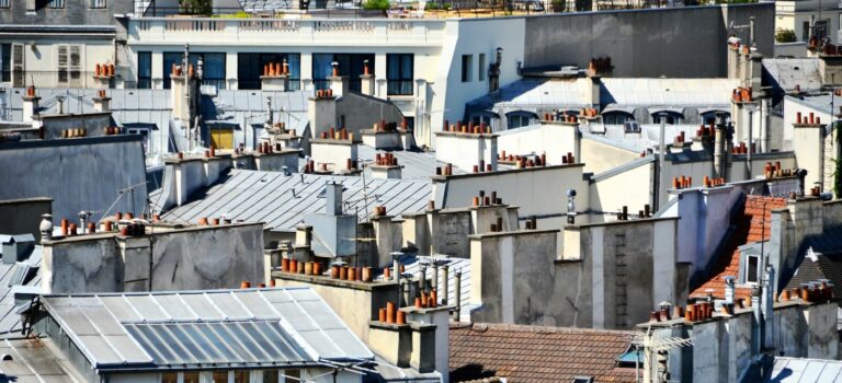 Vue de toits parisiens pour illustrer l'encadrement des loyers à Paris