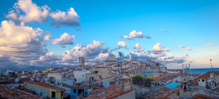 Vue aerienne de rooftops a Antibes, ciel bleu et quelques nuages pour illustrer le marche immobilier qui resiste a la baisse des prix dans le sud de la France.