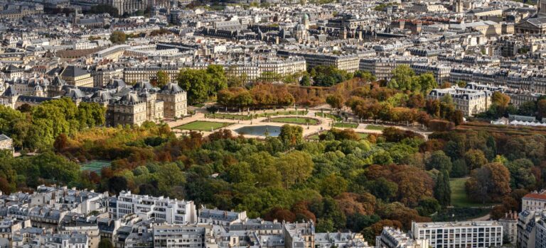 Vue aerienne du jardin du Luxembourg à Paris 6 et des immeubles autour.