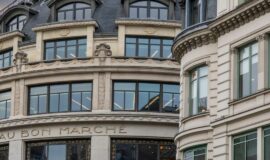 Facade des immeubles du Bon Marche à Paris dans le 7eme arrondissement