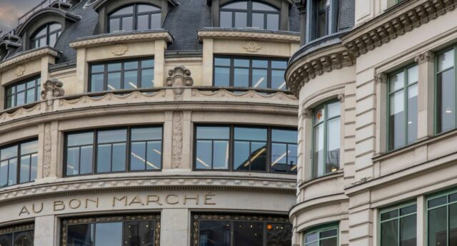 Facade des immeubles du Bon Marche à Paris dans le 7eme arrondissement