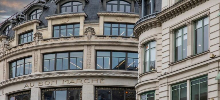 Facade des immeubles du Bon Marche à Paris dans le 7eme arrondissement