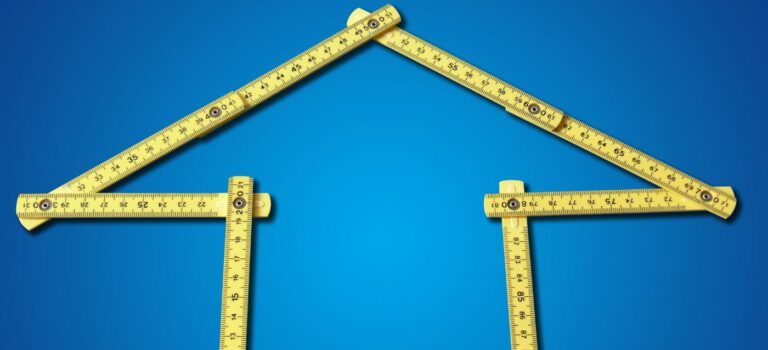 Metre plie en forme de maison pour illustrer une erreur de mesurage immobilier