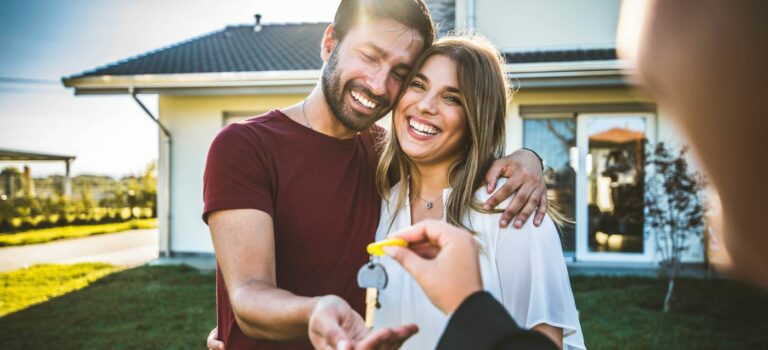 couple de Millenials sur le point d'acheter une maison