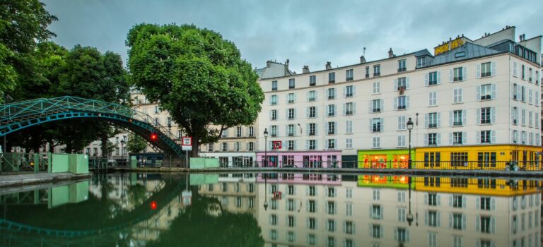 Immeubles quai de Valmy sur le Canal Saint-Martin à Paris 10e