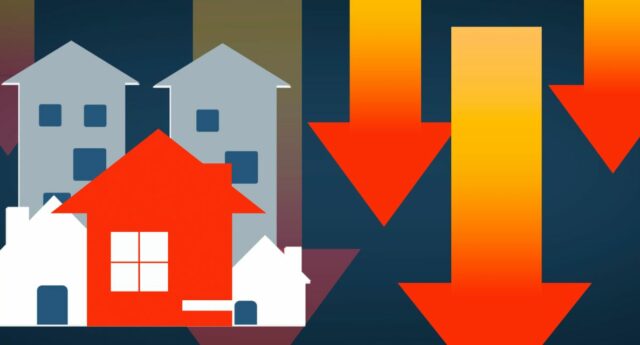 Immeubles et maisons miniature avec fleche rouge vers le bas pour illustrer la le marche immobilier en recession