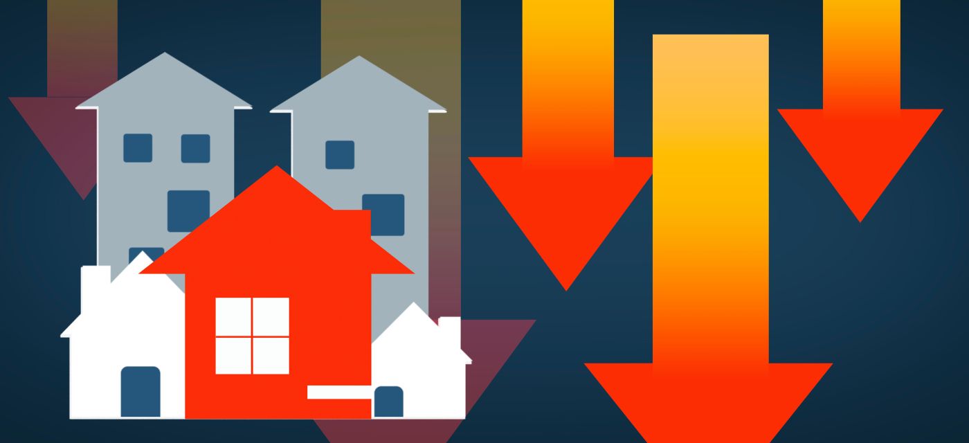 Immeubles et maisons miniature avec fleche rouge vers le bas pour illustrer la le marche immobilier en recession