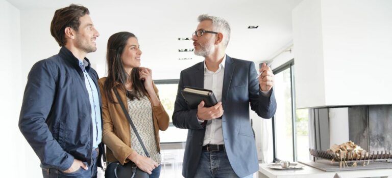 Agent immobilier en visite