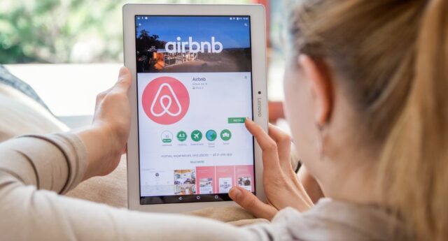 Jeune femme surfant sur airbnb