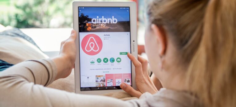 Jeune femme surfant sur airbnb