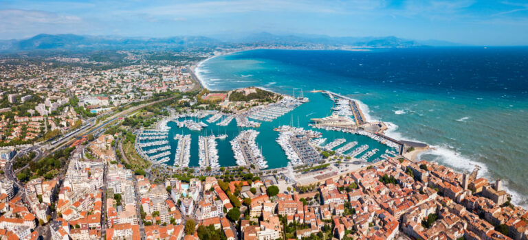 Vue de la baie d'Antibes avec des habitations et la mer pour illustrer l'immobilier à Antibes