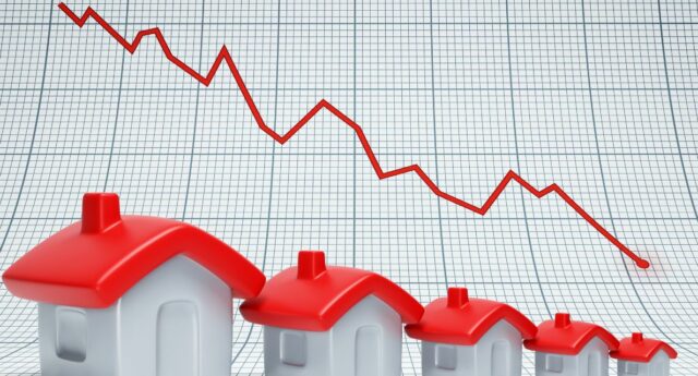 graphique avec une courbe en baisse et des maisons miniatures pour illustrer la crise de l'immobilier