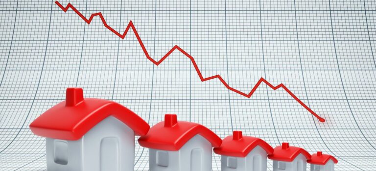 graphique avec une courbe en baisse et des maisons miniatures pour illustrer la crise de l'immobilier
