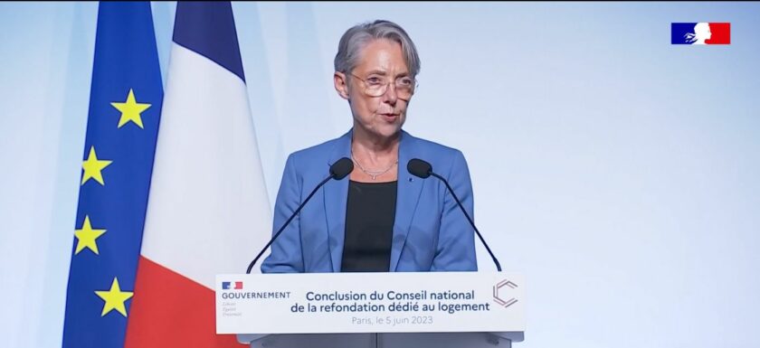 La première ministre Elisabeth Borne présente le plan de soutien au logement de l'executif devant les groupes de travail CNR Logement reunis a la maison de l'architecture a Paris.