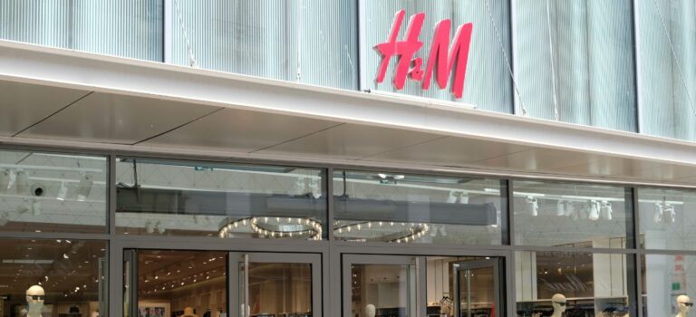 Magasin de l'enseigne H&M dans la ville de Vannes