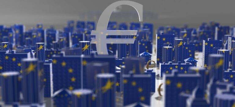 immeubles miniatures avec drapeau europeen et euros pour illustrer les honoraires immobiliers