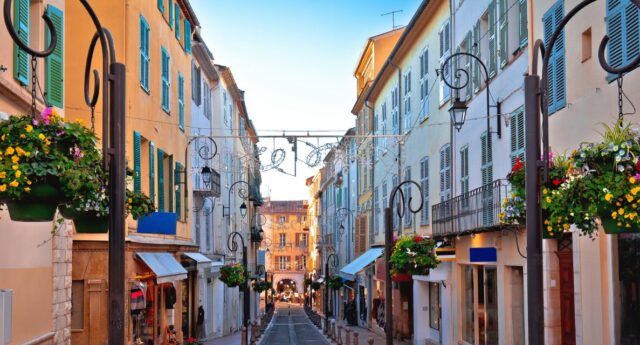 Rue commerçante a Antibes ou les prix de l'immobilier ont fortement augmente ces dernieres années