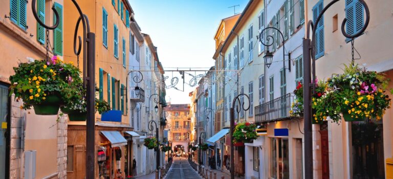 Rue commerçante a Antibes ou les prix de l'immobilier ont fortement augmente ces dernieres années