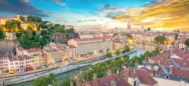 Vue aerienne du Rhone et de la ville de Lyon pour illustrer l'immobilier à Lyon