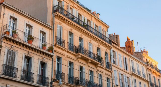 immeubles ancien dans une rue du centre de Marseille pour illustrer la baisse du pouvoir d'achat à Marseille