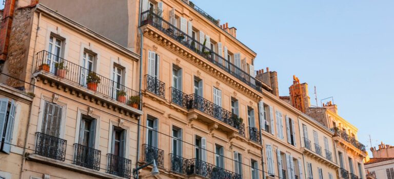 immeubles ancien dans une rue du centre de Marseille pour illustrer la baisse du pouvoir d'achat à Marseille