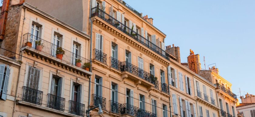 immeubles ancien dans une rue du centre de Marseille pour illustrer la baisse du pouvoir d'achat à Marseille
