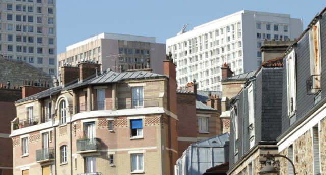 Immeubles neufs et anciens pour illustrer la crise du logement