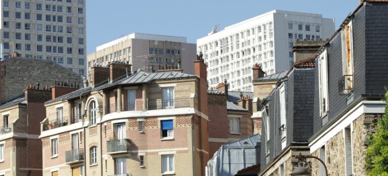 Immeubles neufs et anciens pour illustrer la crise du logement