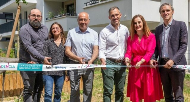 Abdel Sadi, Maire de Bobigny, Hélène El Aïba, directrice générale adjointe de l’immobilier résidentiel et des régions de VINCI Immobilier et Rémi Vial-Collet, président de Fair’ Promotion inaugurent la résidence Cadencia à Bobigny en présence notamment de Damien Robert, président d’In ’Li et d’Anthony Haddad, architecte de l’atelier BLM.