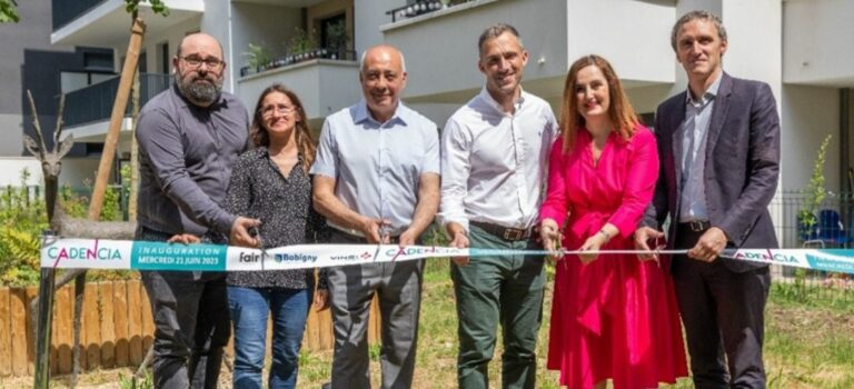 Abdel Sadi, Maire de Bobigny, Hélène El Aïba, directrice générale adjointe de l’immobilier résidentiel et des régions de VINCI Immobilier et Rémi Vial-Collet, président de Fair’ Promotion inaugurent la résidence Cadencia à Bobigny en présence notamment de Damien Robert, président d’In ’Li et d’Anthony Haddad, architecte de l’atelier BLM.