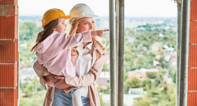 Jeune femme dans un immeuble en construction