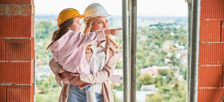 Jeune femme dans un immeuble en construction